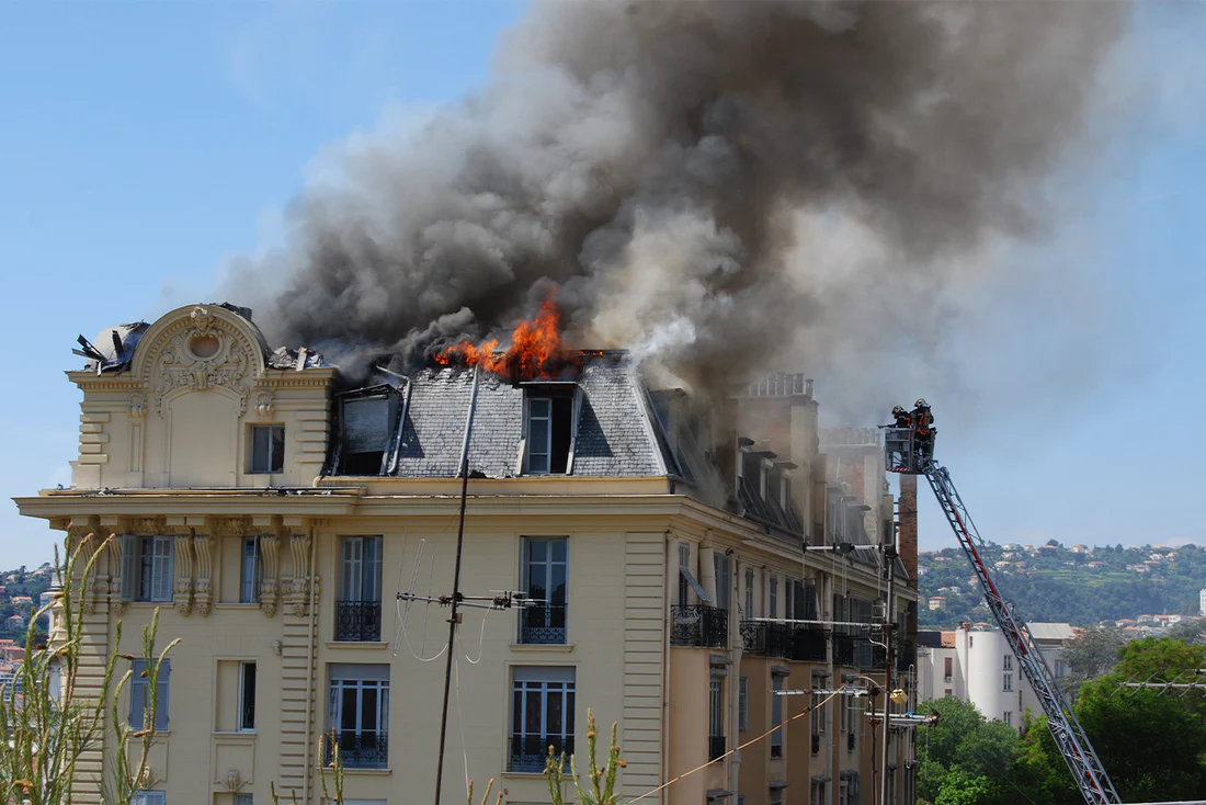 Chantier de reconstruction après incendie